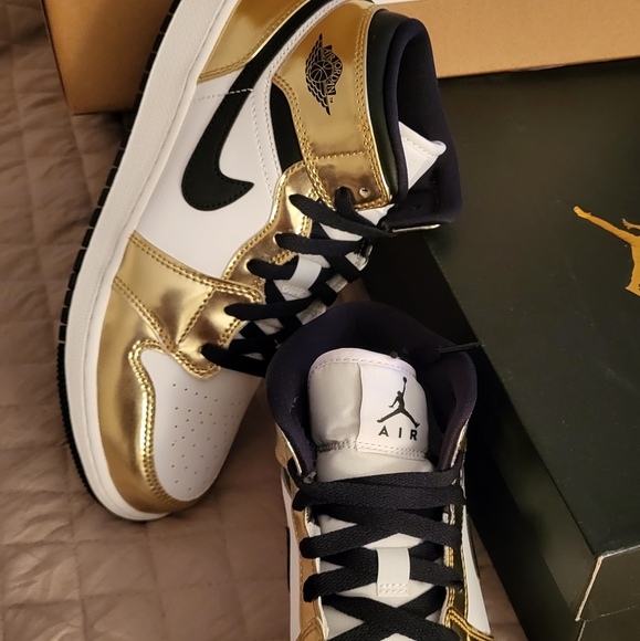 AIR JORDAN 1 metallic gold and white (LIKE NEW, WORN ONCE) - Picture 3 of 4